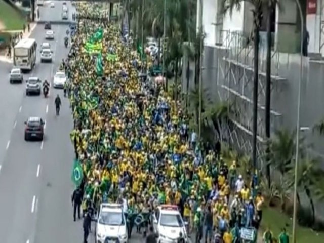 VDEO: PM do DF escoltou e foi com terroristas at a Praa dos Trs Poderes