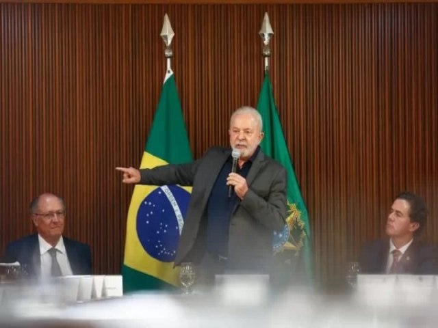 Presidente Lula diz que militares tm que servir ao pas e no podem ter lado