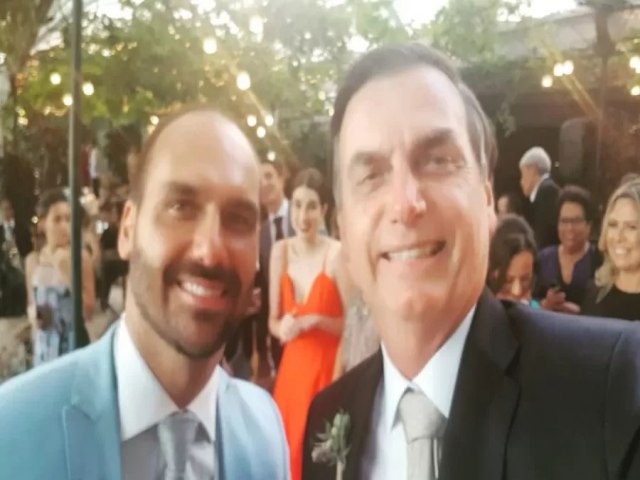 Carto corporativo: Bolsonaro gastou R$ 55 mil em padaria no dia seguinte ao casamento de Eduardo