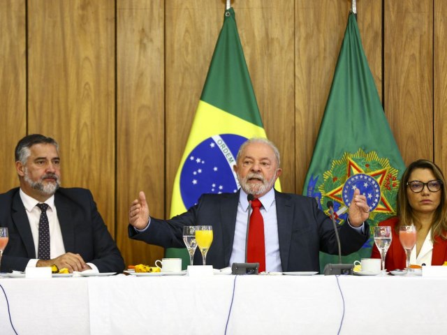 Lula troca cpula da EBC aps emissora chamar terroristas de manifestantes