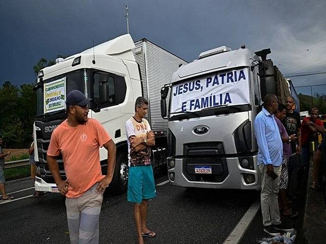 Quatro veculos multados pela PRF em bloqueios golpistas pertencem a prefeituras bolsonaristas