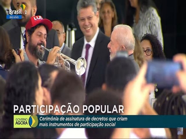 Lula  recebido por tromPetista e coro de bom dia em reunio com movimentos sociais