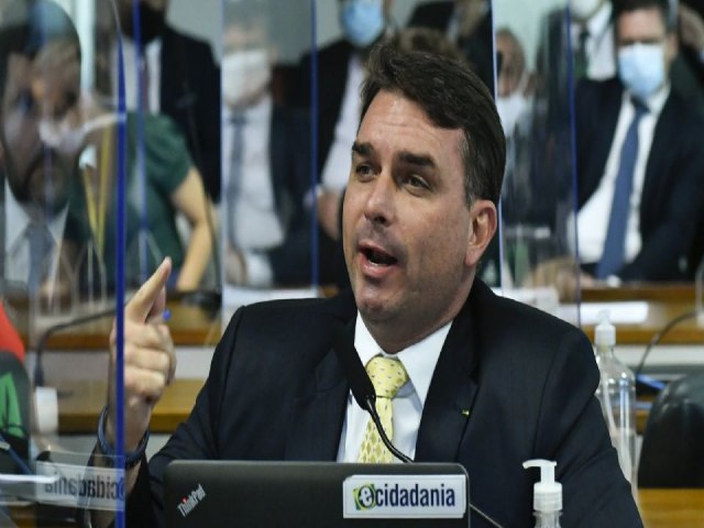 Flvio Bolsonaro confirma conversa do pai com Marcos do Val: no configura crime