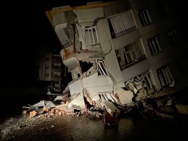 Terremoto de magnitude 7,8 deixa mais de 600 mortos na Turquia e na Sria