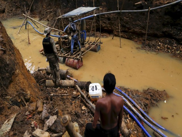 Garimpeiros pedem socorro ao governo para fugir de Terra Yanomami