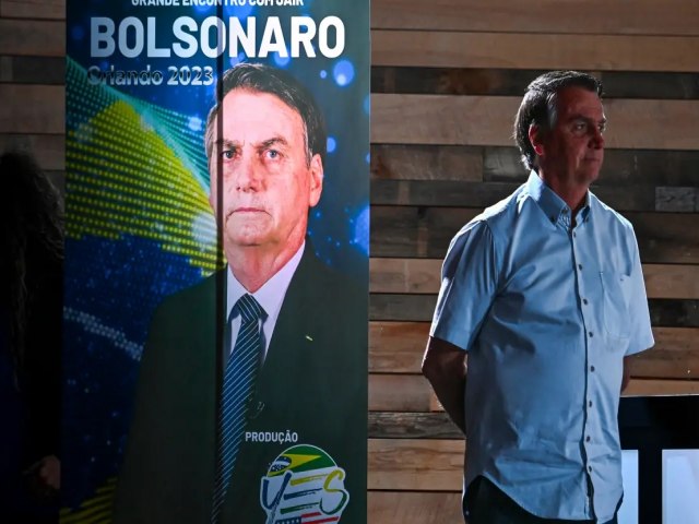 Revista Time detalha rotina de Bolsonaro nos EUA: Vagando por mercados e comendo frango frito sozinho