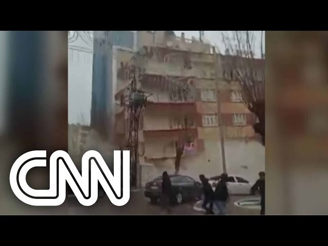 Vdeo mostra momento em que prdio desaba aps forte terremoto na Turquia; veja 