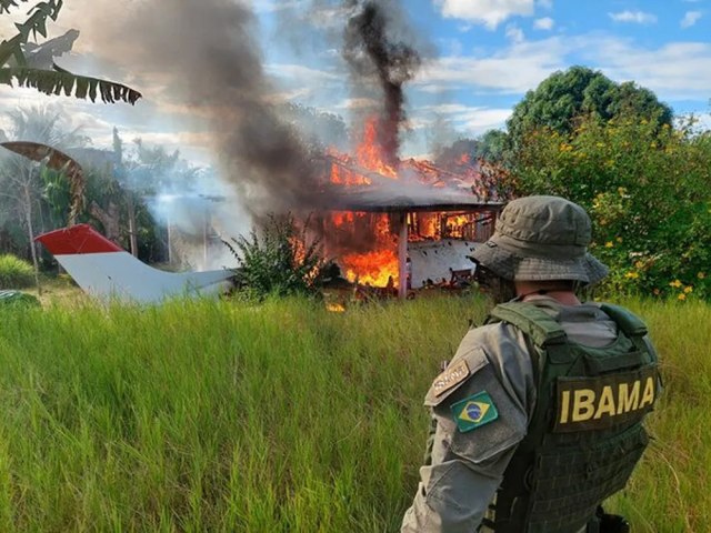 Operao contra o garimpo destri aeronaves, trator e apreende combustvel em Terra Yanomami