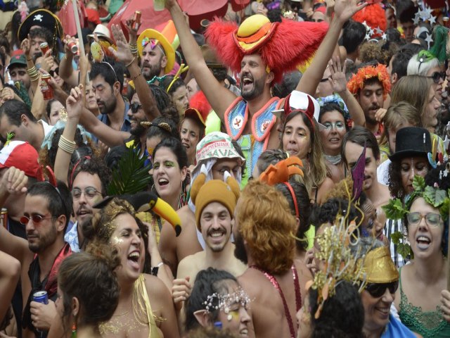 Cordo do Boitat exalta democracia em retorno do carnaval de rua