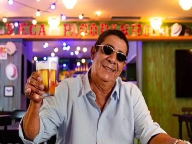 Zeca Pagodinho bebe dois copos de cerveja de uma vez antes de desfilar na Sapuca