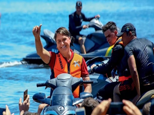 Bolsonaro ignorou tragdia na Bahia em 2021 para tirar frias e andar de jet ski