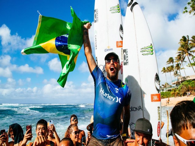 Filipinho vence etapa de Sunset Beach do circuito mundial de surfe