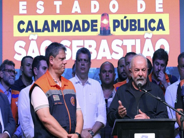 Em So Sebastio, Lula promete reconstruo de casas em reas seguras