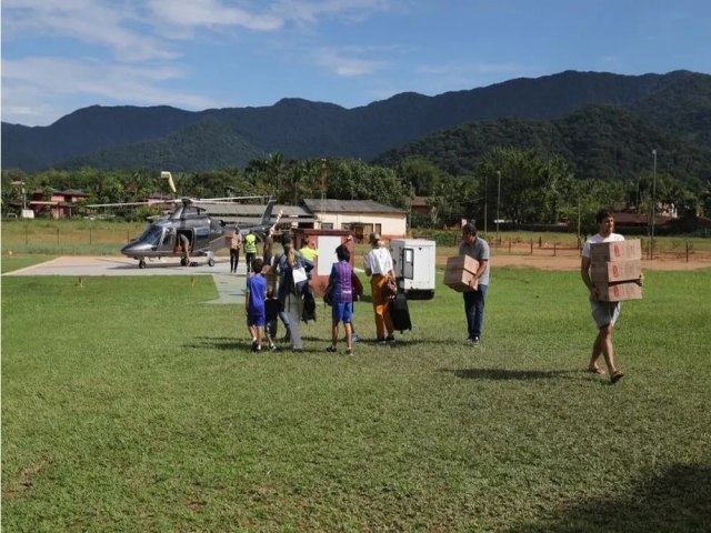 Em meio  devastao, turistas ricos gastam at R$ 30 mil de helicptero para sair do litoral norte de SP