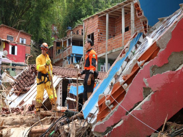 Bombeiros encontram ltima pessoa desaparecida em So Sebastio-SP