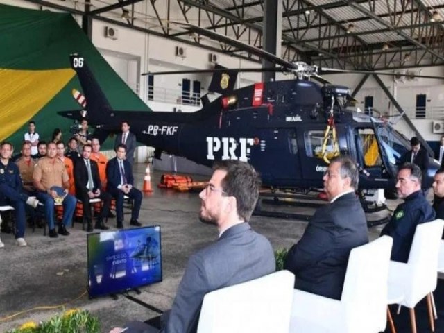 Dino entrega  PRF trs novos helicpteros; dois daro apoio na Terra Yanomami