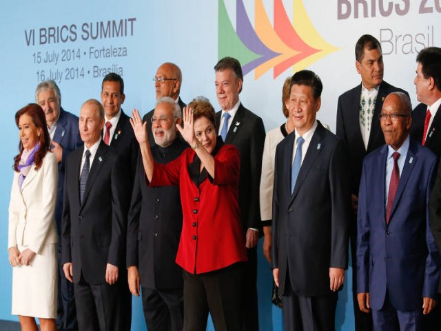 Dilma rene-se com ministros estrangeiros para assumir banco dos Brics