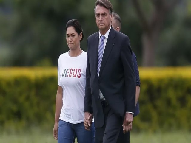 ESCNDALO DAS JOIAS: Bolsonaro e Michelle apresentam verses diferentes