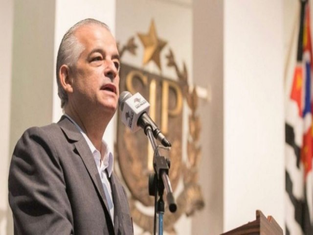 Ministro anuncia projeto de Lula para baixar preo de passagens areas; elite reage