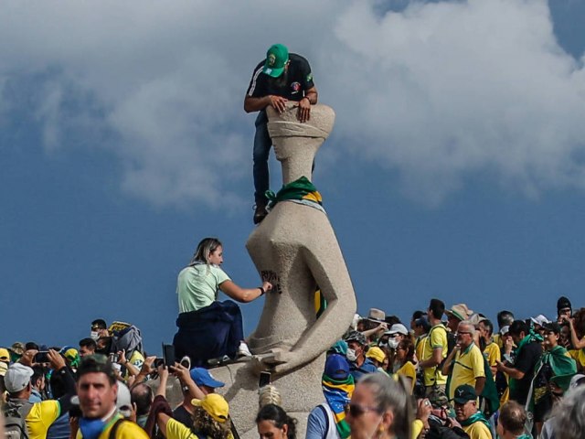 Lesa Ptria: PF prende bolsonarista que pichou perdeu, man na esttua do STF