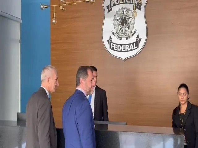 Advogados de defesa de Bolsonaro entrega armas  Polcia Federal 