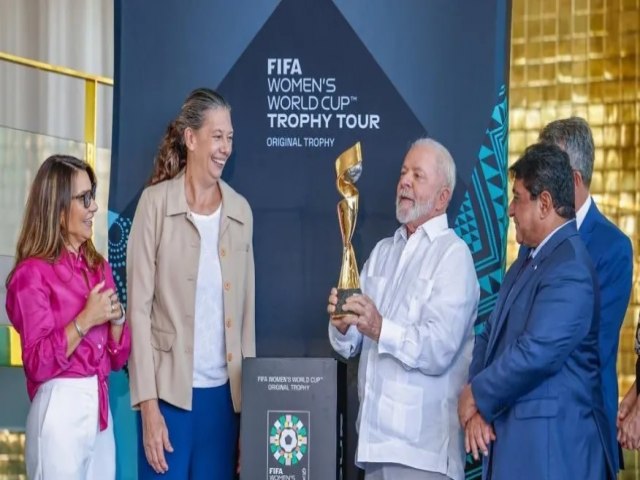 Lula recebe taa da Copa do Mundo Feminina no Alvorada em primeira apario aps pneumonia