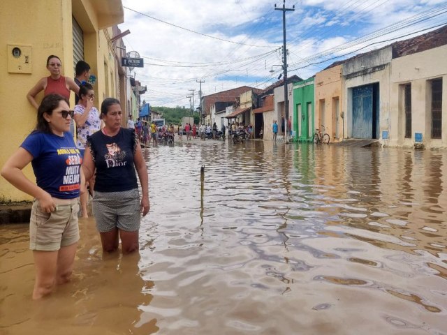 Rompimento de barragem provoca inundaes e alagamento no Cear