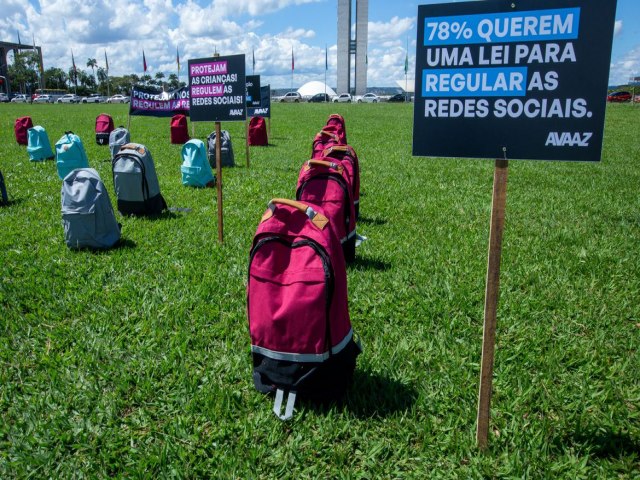 Ato no gramado do Congresso lembra vtimas de ataques em escolas