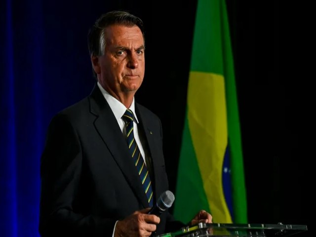 Nos bastidores, Bolsonaro j admite derrota e se v inelegvel em 2026