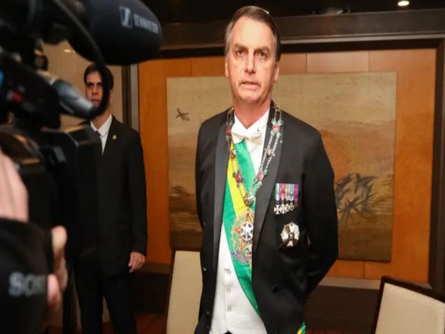 Bolsonaro vira bibel, amuletinho e enfeite de estante da direita, diz jornalista