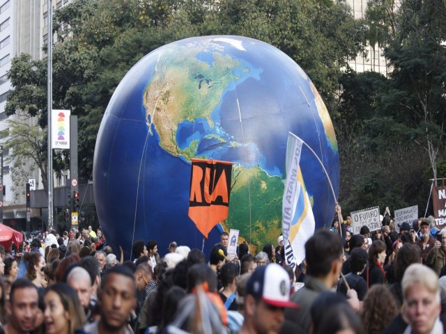 Ato em So Paulo chama ateno sobre projetos que ameaam o meio ambiente