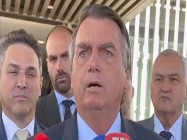 Em pnico, Bolsonaro recua e diz que no atacou sistema eleitoral em reunio com embaixadores