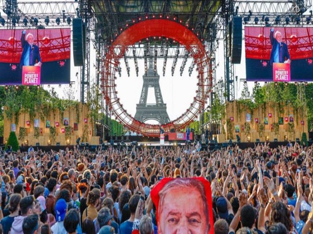 Presidente Lula discursa para multido em festival na frente da Torre Eiffel, em Paris