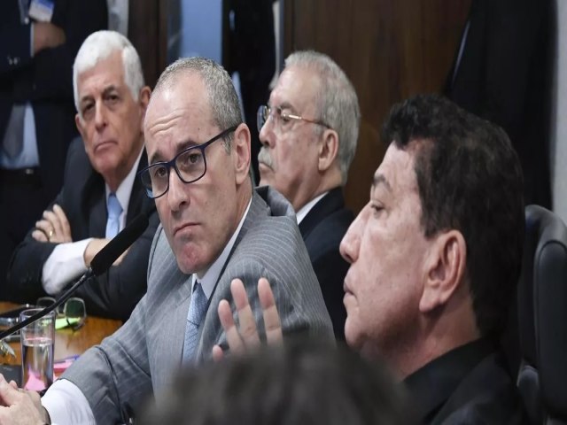 Coronel que trocou mensagens golpistas com Mauro Cid  abandonado por bolsonaristas na CPMI