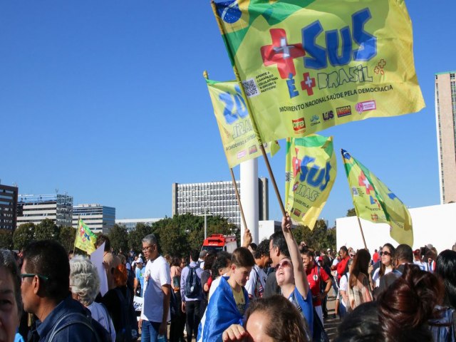 Centenas fazem ato em Braslia em defesa do SUS, da vida e da democracia