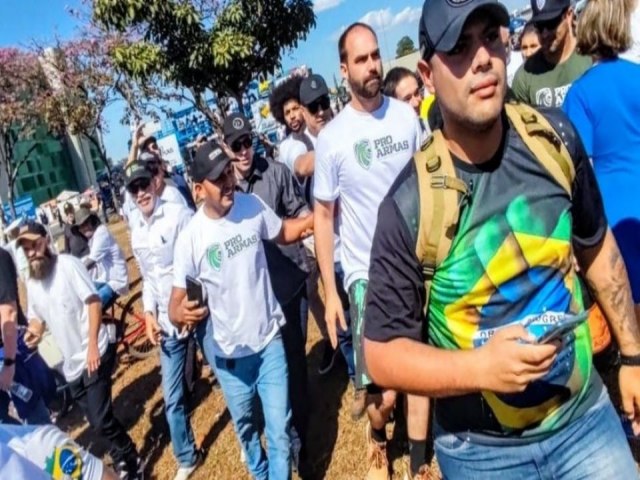 URGENTE: Grupo pr-armas faz ato a 600m do Congresso; Eduardo Bolsonaro est l