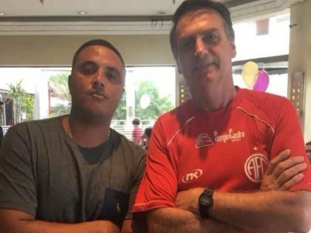 Caso Marielle Franco: Bolsonaro aparece em foto ao lado de PM envolvido nas investigaes