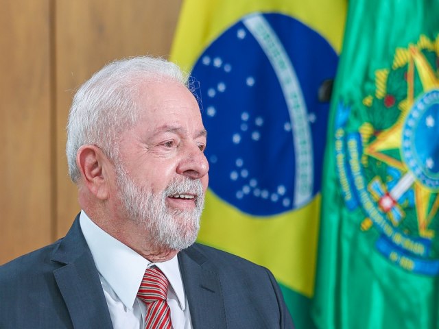 Lula promete lanar programa para baratear viagens para aposentados e empregadas domsticas