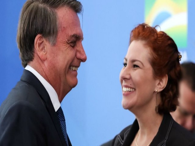 Bolsonaro se afasta de Carla Zambelli com medo de ser envolvido em investigao da PF