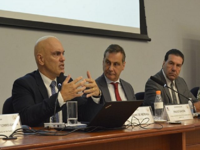 Duvidar da urna  colocar em dvida a democracia, diz Moraes em palestra