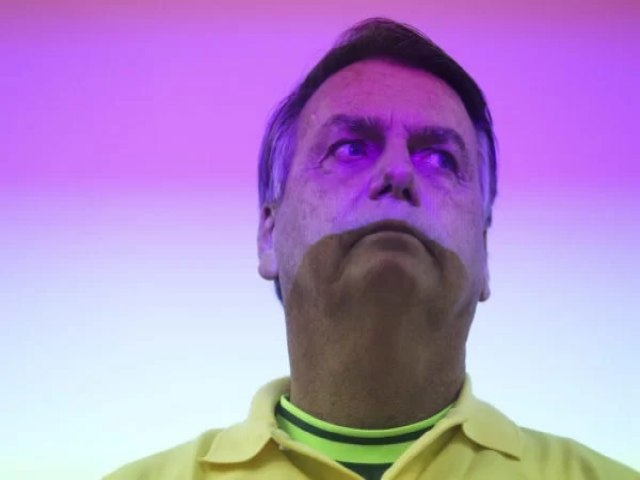 Ateno, Polcia Federal! Tome o passaporte de Bolsonaro para que ele no fuja