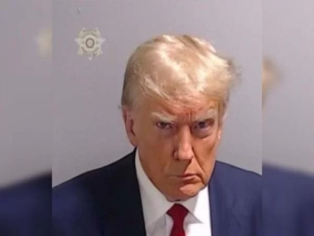 EUA: Trump se entrega  Justia para ser fichado e tira foto como ru