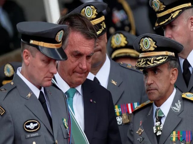 Atrs das grades: Cpula militar acredita que destino de Bolsonaro ser a priso