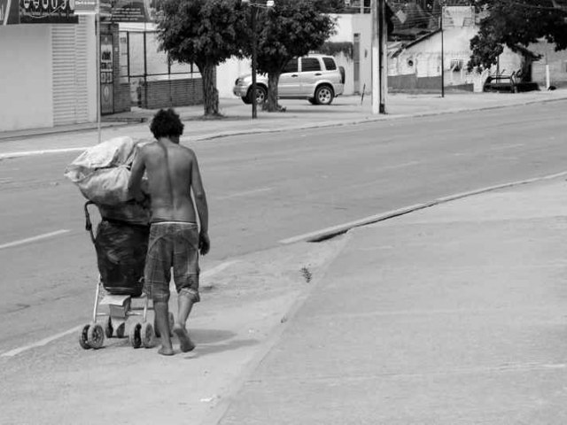 IBGE: apesar da queda acentuada da pobreza, desigualdades se mantm