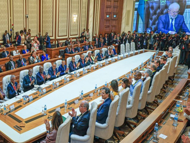 Na Assembleia Nacional de Angola, presidente Lula homenageia Me Bernadete