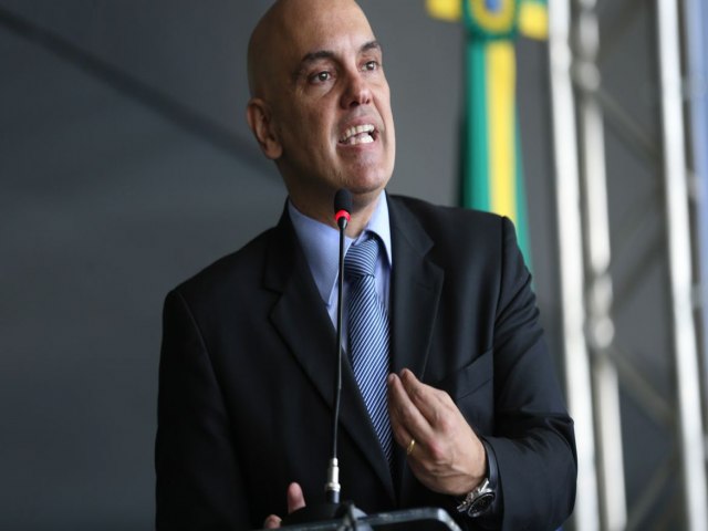 Alexandre de Moraes probe qualquer contato de Mauro Cid com Bolsonaro e Michelle