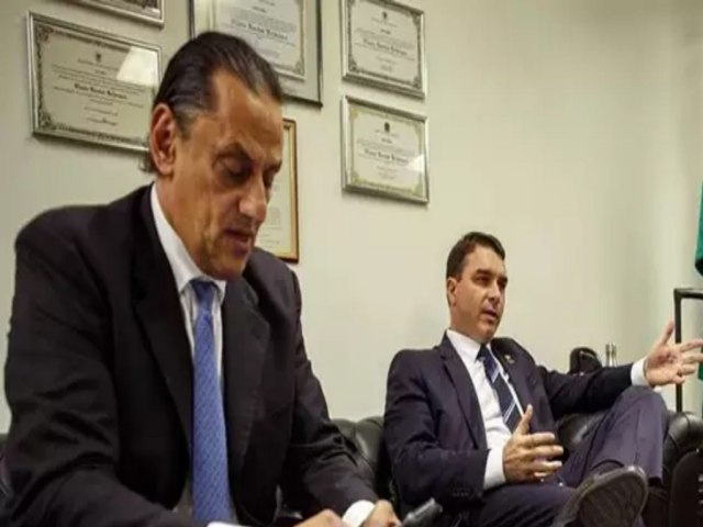 Aliados acreditam que Bolsonaro, Flvio e Queiroz foram gravados por Wassef