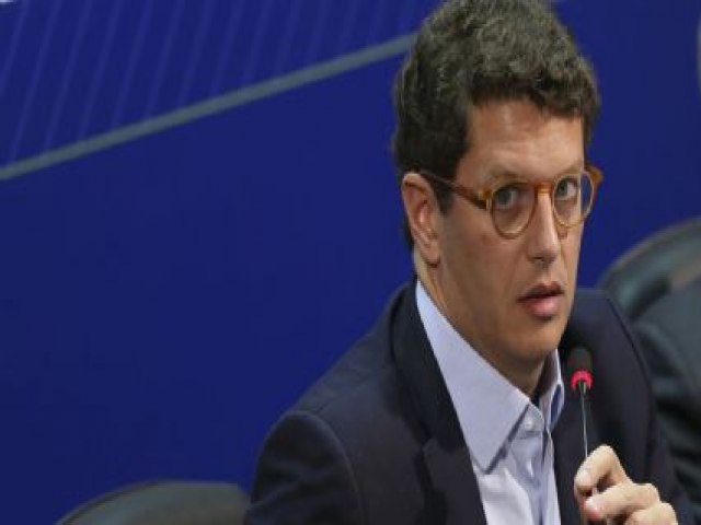 Ricardo Salles  abandonado por aliados aps virar ru por contrabando de madeira