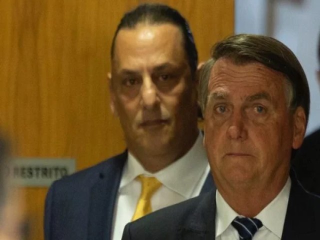 NOBLAT ANALISA: Alm de Cid, defesa de Bolsonaro quer jogar culpa em Wassef