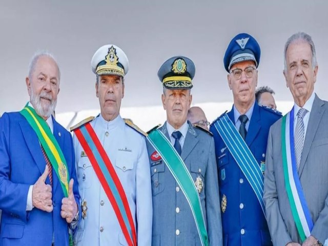 Em sinal de quebra de tenso, Lula posa para fotos ao lado dos comandantes das Foras Armadas